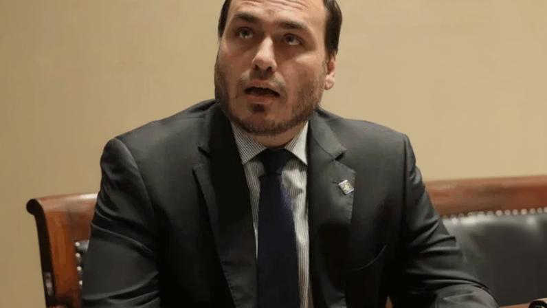 Carlos Bolsonaro classificou Jair como um “perseguido político” que é "torturado diariamente" e impedido de se comunicar com o mundo exterior