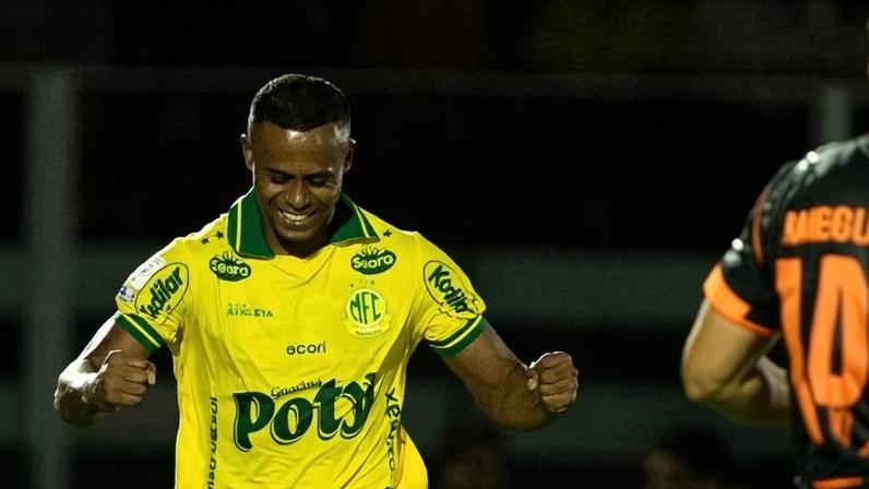 Carlos Eduardo, do Mirassol, comemora gol durante partida contra o Corinthians