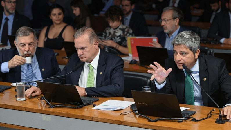 O senador Carlos Portinho (à dir), relator, ao lado do autor, senador Wellington Fagundes (centro)
