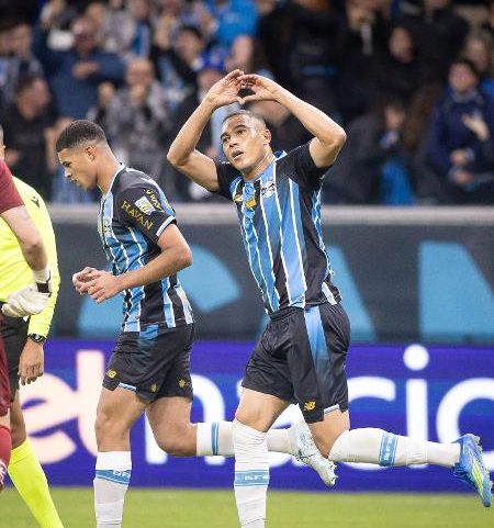 Carlos Vinicius comemora gol do Grêmio diante do Santos pelo Brasileirão
