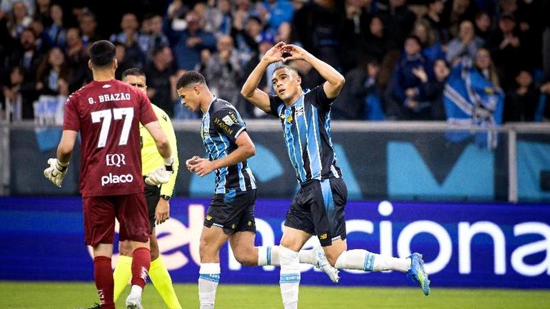 Carlos Vinicius comemora gol do Grêmio diante do Santos pelo Brasileirão