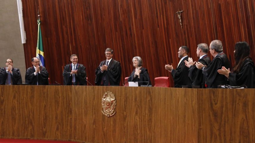 Cármen Lúcia é aplaudida em sua última sessão como presidente do TSE