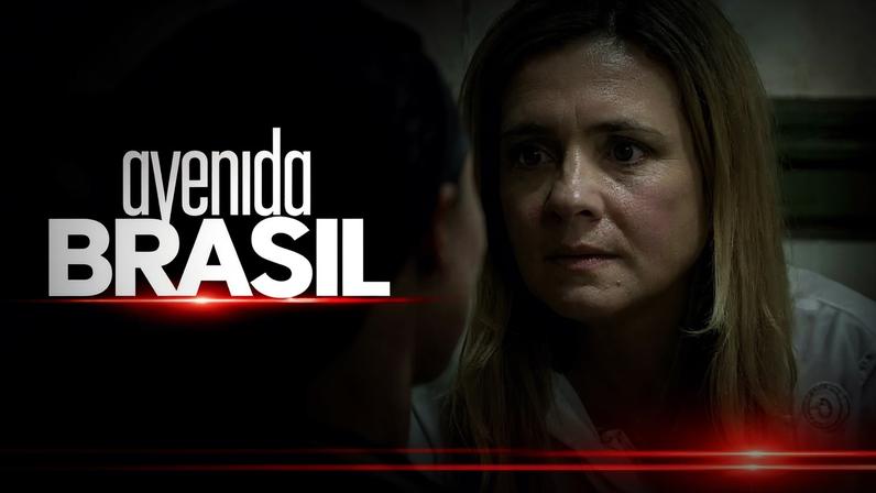 Carminha conta para Rita que também viveu no lixão em Avenida Brasil