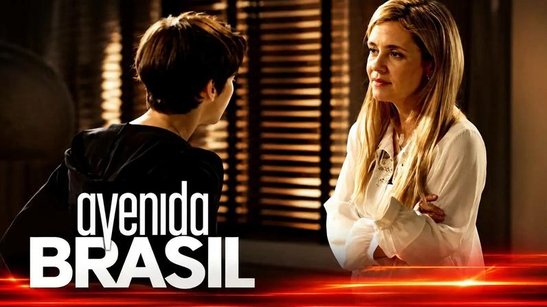 Carminha invade apartamento de Rita após descobrir romance secreto com Jorginho em Avenida Brasil