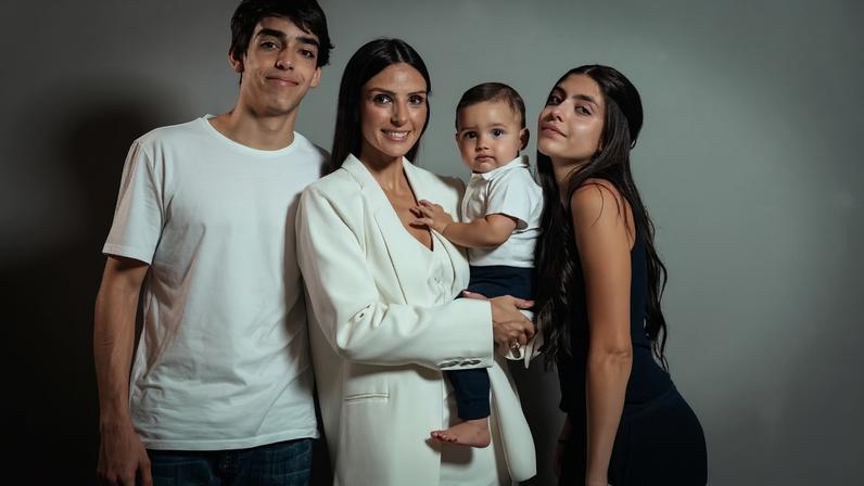 Carol posa com os filhos Luca, 17, Bella, 15, e Rafael, 2 — Foto: Divulgação