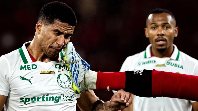 Carrascal atinge o rosto do zagueiro Murilo no Flamengo x Palmeiras