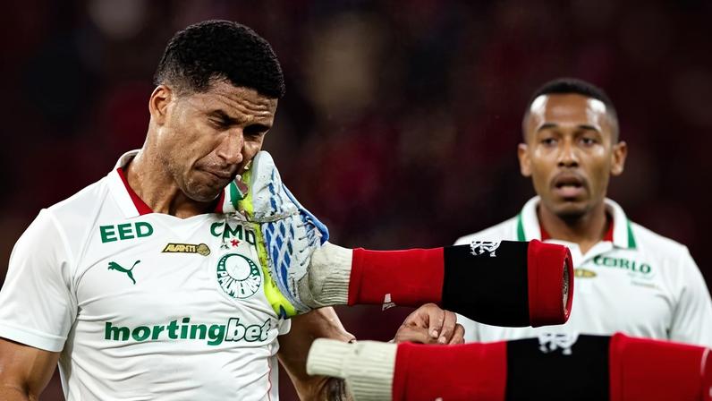 Carrascal atinge o rosto do zagueiro Murilo no Flamengo x Palmeiras