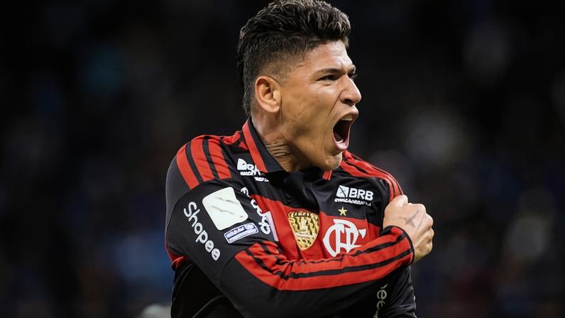 Carrascal celebra gol do Flamengo sobre o Grêmio em jogo do Brasileirão