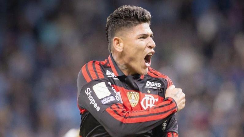Carrascal celebra gol do Flamengo sobre o Grêmio em jogo do Brasileirão
