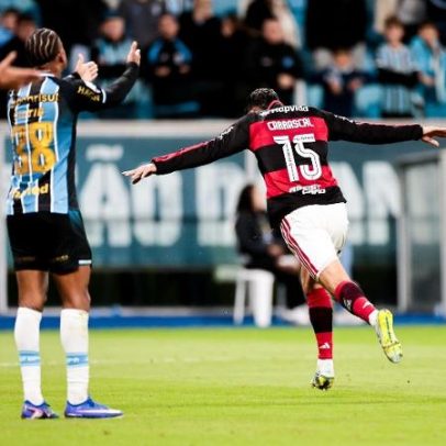 Flamengo encosta no líder, vence Grêmio e afasta Corinthians do Z4