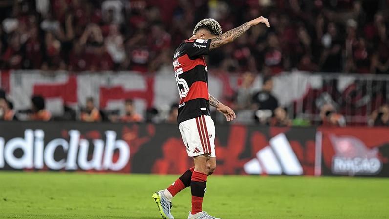 Carrascal deixa o campo após expulsão contra o Palmeiras no Maracanã