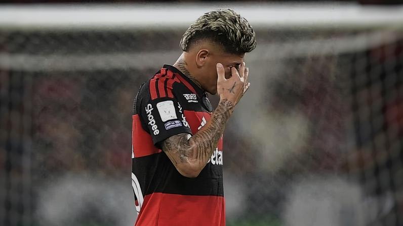 Carrascal, do Flamengo, deixa o campo após ser expulso contra o Palmeiras, em jogo válido pelo Brasileirão