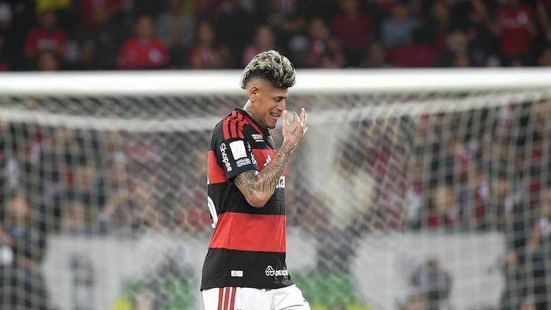 Carrascal, do Flamengo, deixa o campo após ser expulso contra o Palmeiras, em jogo válido pelo Brasileirão