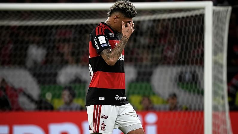 Carrascal deixa o campo após ser expulso contra o Palmeiras