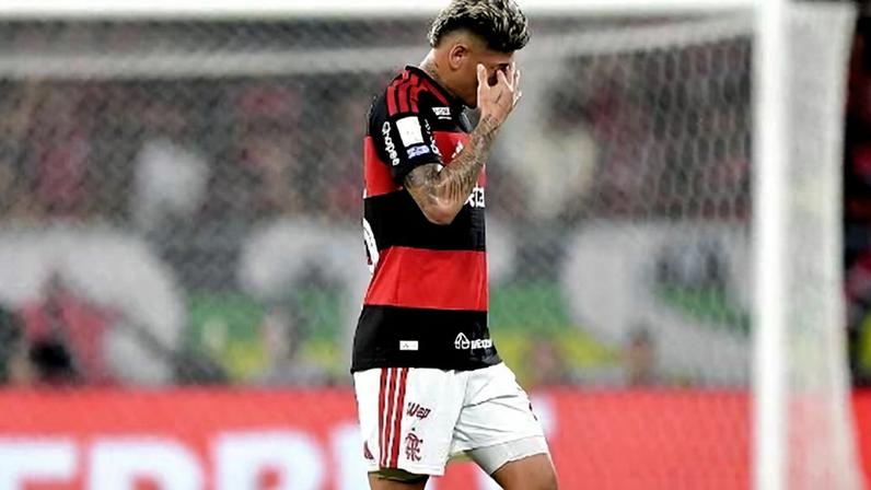 Carrascal deixa o campo após ser expulso contra o Palmeiras
