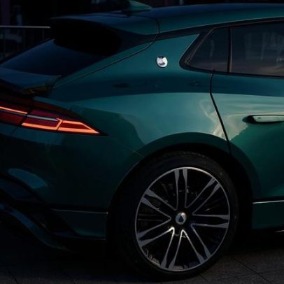 Donos de carros elétricos relatam queda de autonomia após atualização remota