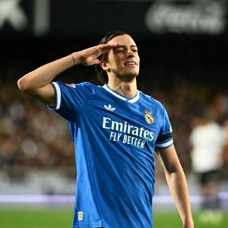 Carreras, do Real Madrid, comemora gol contra o Valencia, pelo Campeonato Espanhol