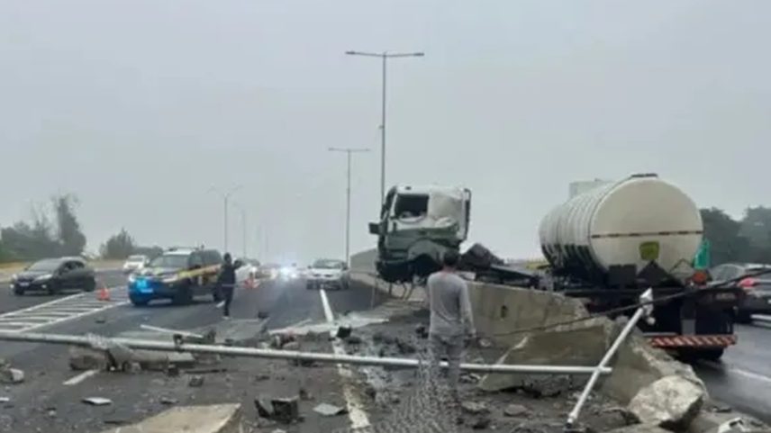 Imagem colorida de carreta que bateu em mureta na BR-116