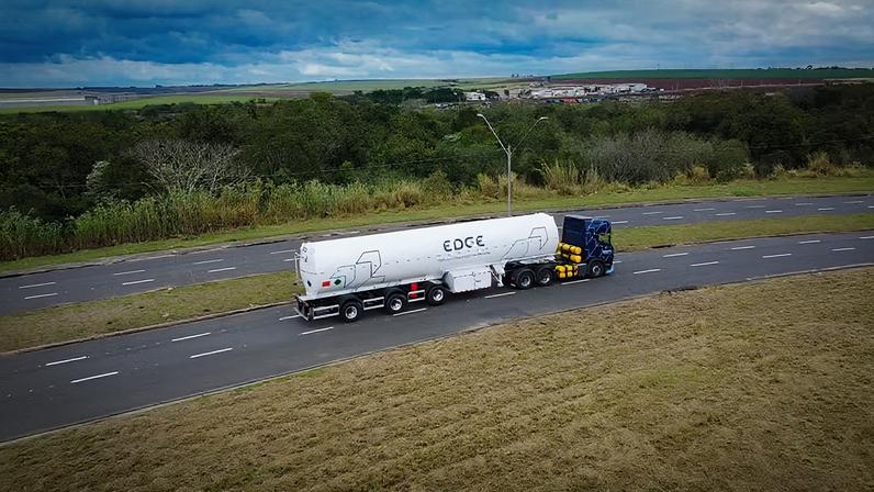 Carreta criogênica da Edge, empresa da Compass, transporta GNL do Terminal de Regaseificação de São Paulo (TRSP) para indústrias localizadas em regiões sem acesso a gasodutos. — Foto: Divulgação