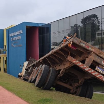 Carreta sem freio bate em prédio da Prefeitura de Nortelândia, MT