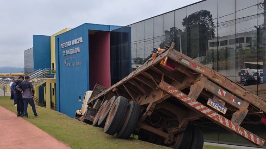 Imagem colorida,Carreta sem freio bate em prédio da Prefeitura de Nortelândia, em MT- Metrópoles