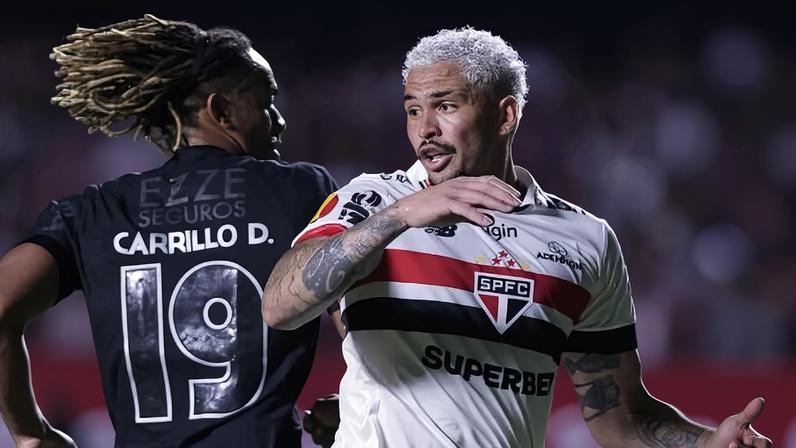 Carrillo, do Corinthians, e Luciano, do São Paulo, em ação durante jogo
