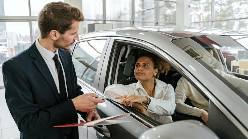 A isenção de imposto na compra de um carro é um benefício fiscal previsto na legislação brasileira. (Foto: Antoni Shkraba Studio | Unsplash)