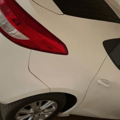 Criança risca carro do pai com caneta permanente; mãe revela choro