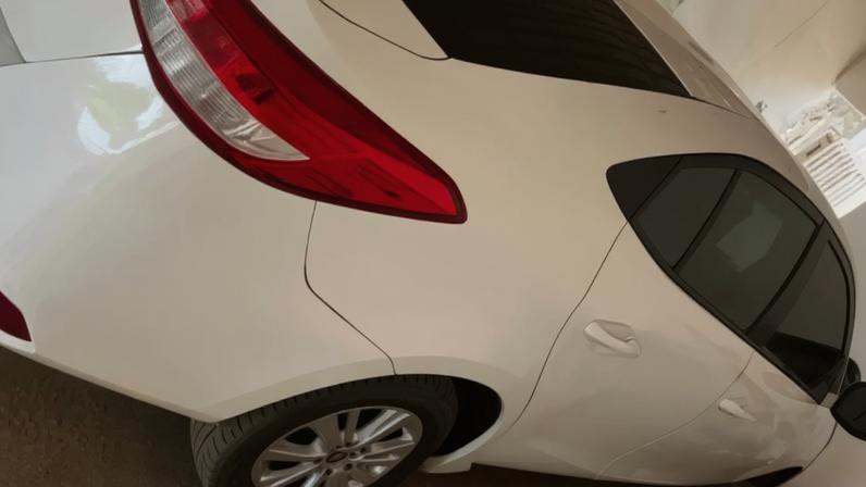Criança risca carro do pai com caneta permanente; mãe revela choro