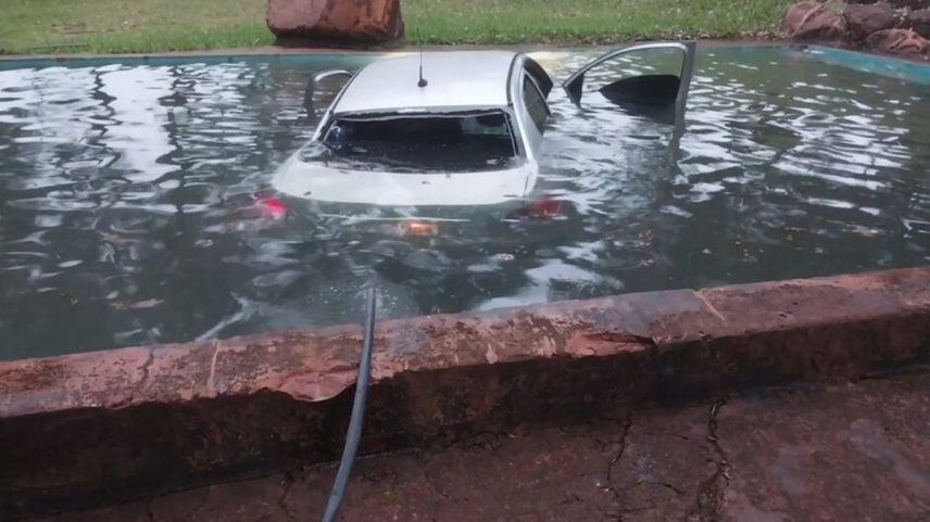 Carro afundado em piscina - Metrópoles