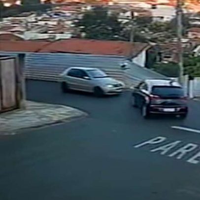 Carro desce sozinho e cai em barranco após colisão no interior de SP