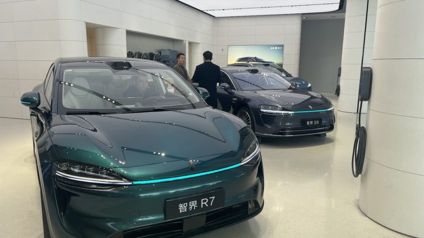 As vendas de automóveis no mercado interno caíram mais de 20% em relação ao ano anterior no 1º trimestre de 2026; na imagem, carros elétricos chineses