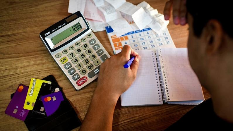Imagem colorida de Cartão de crédito: novas regras para rotativo estão valendo