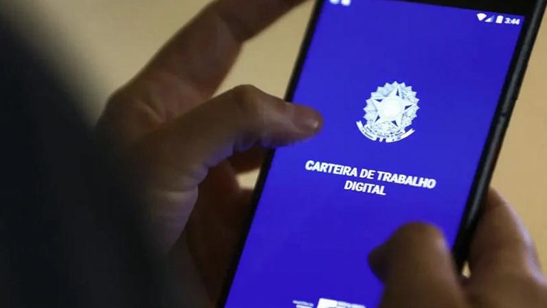Para ampliar a produtividade, a receita não é trabalhar mais, mas produzir melhor e em condições adequadas, diz a articulista; na imagem, celular acessando aplicativo da Carteira de Trabalho Digital