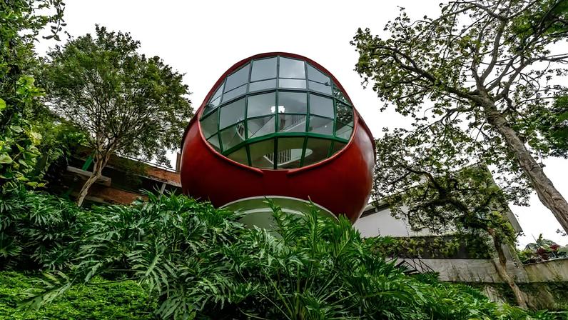 A segunda Casa Bola de Eduardo Longo foi inaugurada em 1983 e está à venda por R$ 18 milhões no Jardim Guedala, em São Paulo