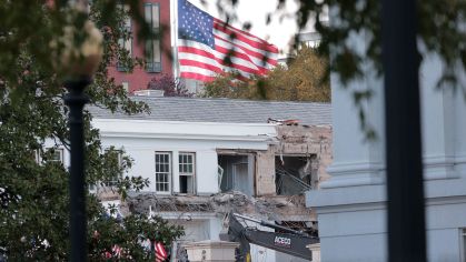 Trabalhadores demolem a fachada da Ala Leste da Casa Branca em 20 de outubro de 2025 em Washington, DC. A demolição faz parte do plano do presidente dos EUA, Donald Trump, de construir um salão de baile, que custará US$ 200 milhões.