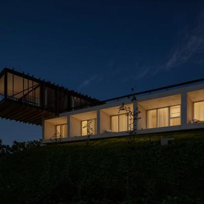 Como a orientação solar do terreno influencia a construção da casa