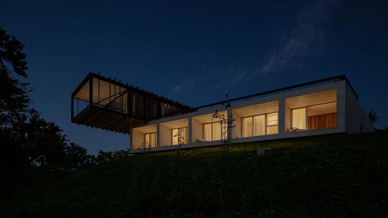 A Casa Cigarra considerou a orientação dos ventos e a incidência solar do terreno para definir o posicionamento da construção, garantindo o melhor aproveitamento da luz natural e da ventilação cruzada — Foto: Pedro Mascaro/Divulgação | Projeto do escritório FGMF