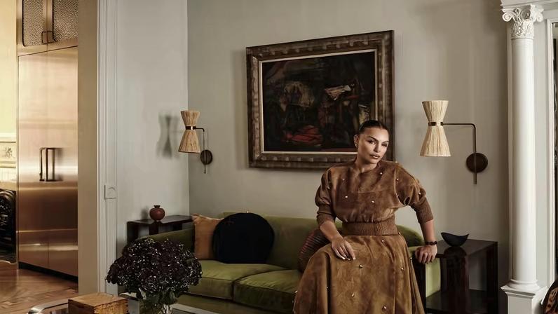 De vestido Nicklas Skovgaard, sapatos Manolo Blahnik, brincos Sophie Buhai e relógio Cartier, Paloma Elsesser posa no living com sofá revestido de veludo da Schumacher