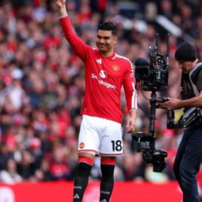Casemiro se despede em lágrimas e agradece à torcida do United
