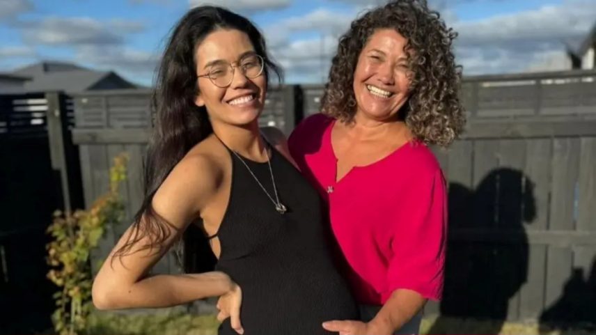 Imagem colorida mostra menina e a mãe - Metrópoles