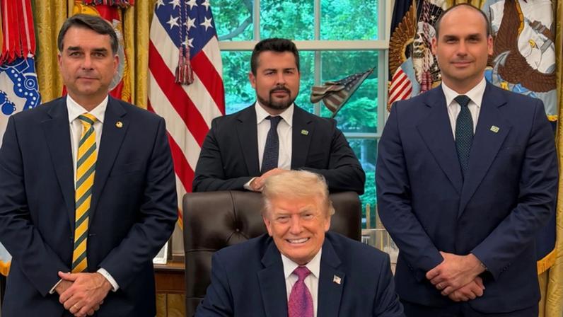 Flávio Bolsonaro, Paulo Figueiredo, Eduardo Bolsonaro e Donald Trump