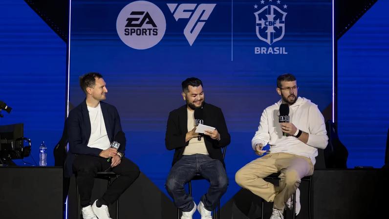 James Salmon, diretor de marketing e parcerias da EA, Rodrigol, Canarinho e o diretor de marketing de Seleções da CBF, Bernardo Bessa, em anúncio da parceria entre a empresa de games e a Confederação Brasileira (Rebeca Reis / Staff Images/CBF)