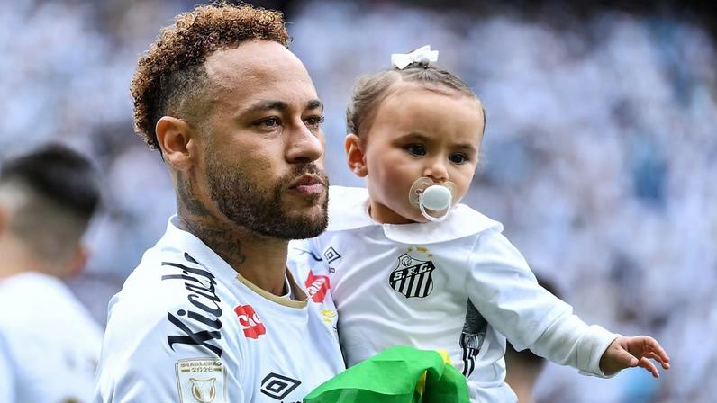 Neymar acumula 15 jogos com a camisa do Santos em 2026; Jogador entrou em campo com a filha Helena no colo (Foto: Roberto Casimiro /Fotoarena/Folhapress)