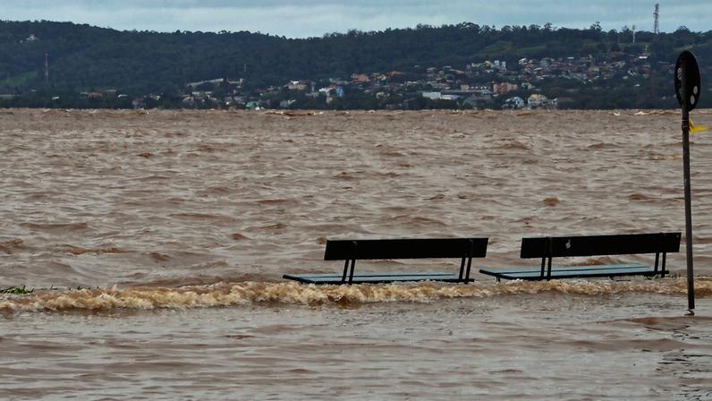 Inundações causadas pelo fenômeno El Niño de 2016-2017 no Peru afetaram 1,9 milhão de pessoas — Foto: Sandro Chambergo/AP