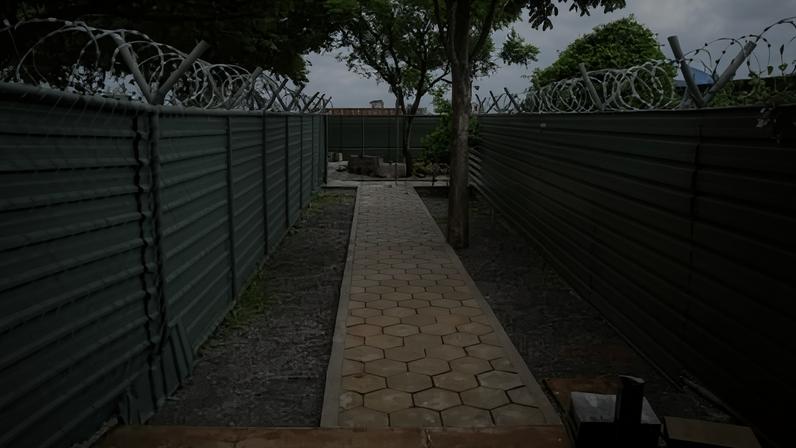 Parte externa da instalação, com varanda e espaço privativo ao ar livre
