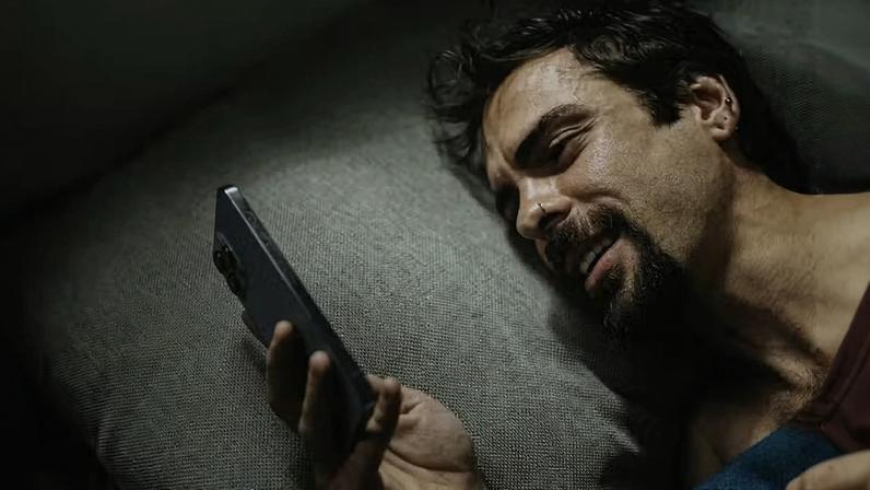 Homem com celular na cama — Foto: Getty Images