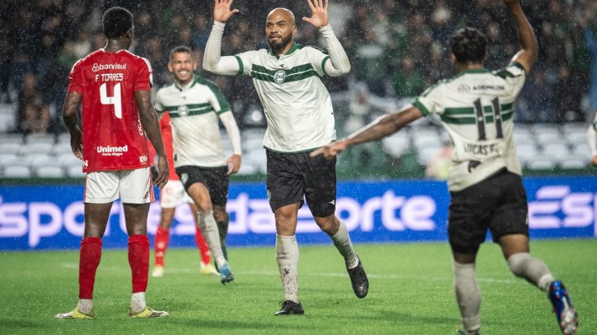 Rodrigo Moledo, zagueiro do Coritiba, comemora o gol contra o Internacional — Foto: JP Pacheco/Coritiba