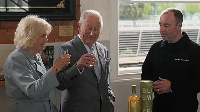 O rei Charles e a rainha Camilla tocam bateria e experimentam uísque na Irlanda do Norte