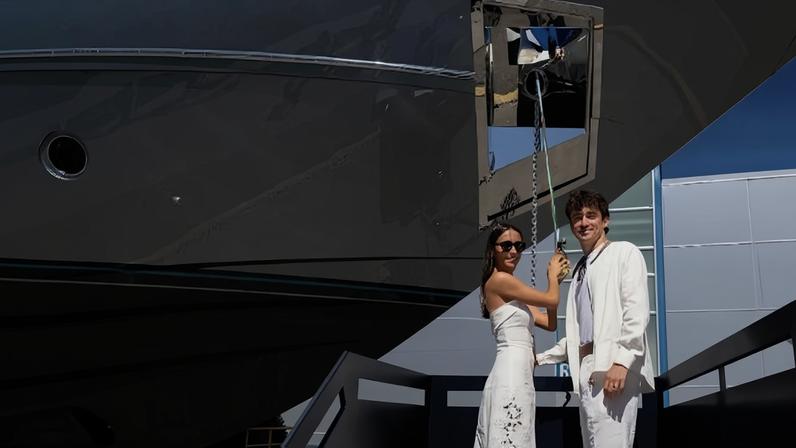 Charles Leclerc, piloto da Ferrari, e a esposa, Alexandra, posam ao lado do novo iate